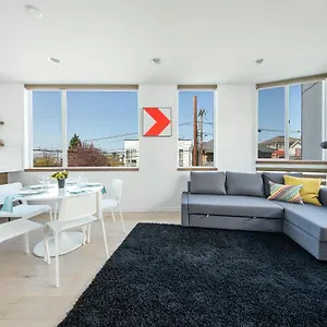 modern-townhome-in-seattles-central-district-with-rooftop.seattlehotelsites.com/